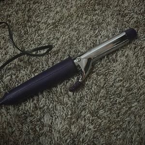 It’s a 1 inch curling iron